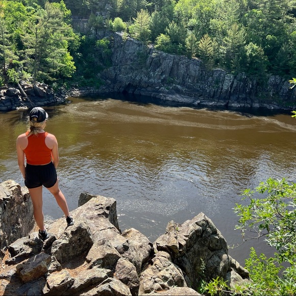 Profile Picture of Addison Andrews (@addis_andre344) on Poshmark