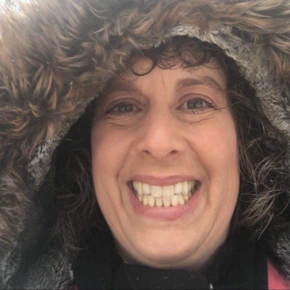 Profile Picture of Shawnna Dye (@shawnnad16) on Poshmark