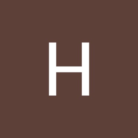 Profile Picture of Hannah Chettleburgh (@hchettleburgh) on Poshmark