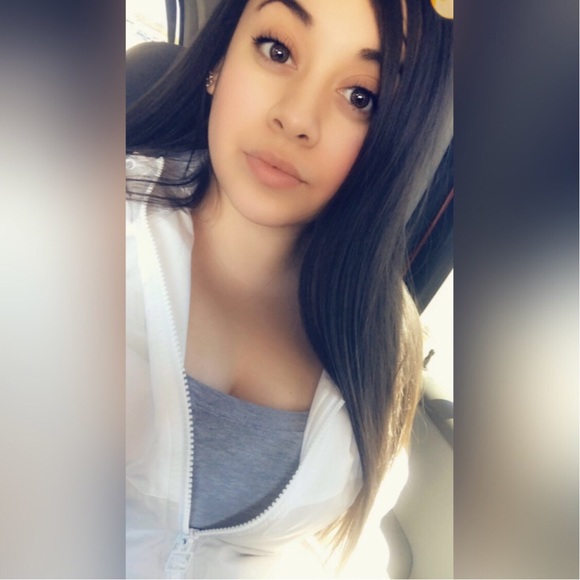 Profile Picture of Daniela Campos (@danielaa_campos) on Poshmark