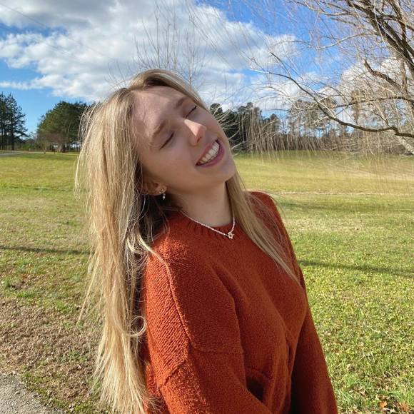 Profile Picture of Reilly Charles (@reilllaaayyy) on Poshmark