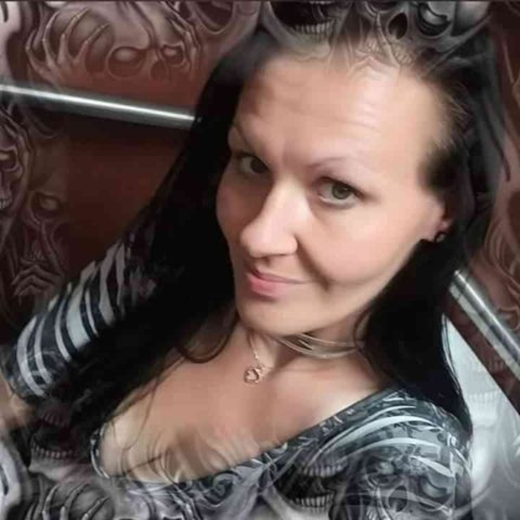 Profile Picture of Crystal Walls (@crystalwalls315) on Poshmark