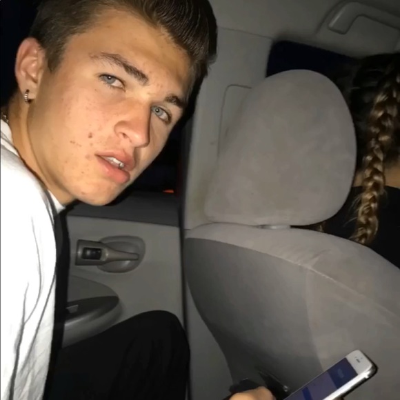 Profile Picture of Jonny Hohalek (@lgn1wgn) on Poshmark
