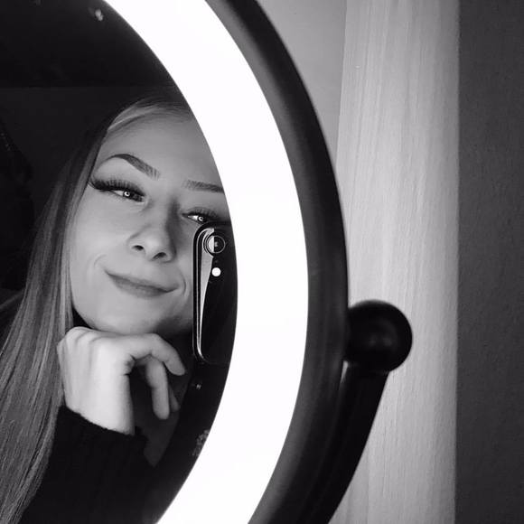 Profile Picture of Monique Mckeeñ (@mozie20200) on Poshmark