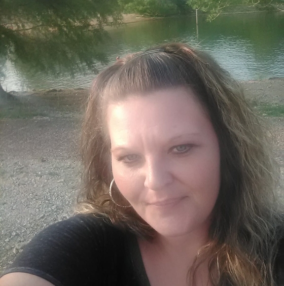 Profile Picture of Crystal Guire (@crystal_guire) on Poshmark