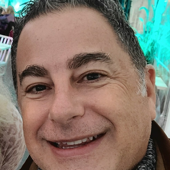 Profile Picture of Michael Kearns (@kearnsmd) on Poshmark