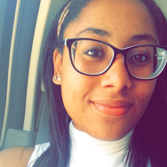 Profile Picture of Donna Booker (@dkbooker) on Poshmark