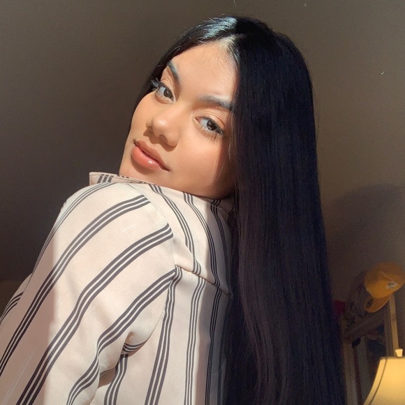 Profile Picture of Lucy Gonzalez (@lucyclothes_) on Poshmark