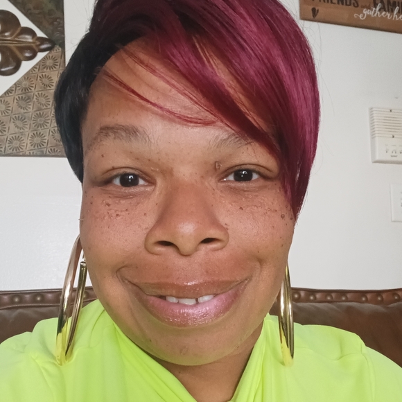 Profile Picture of Angel Clarke (@angelclarke609) on Poshmark