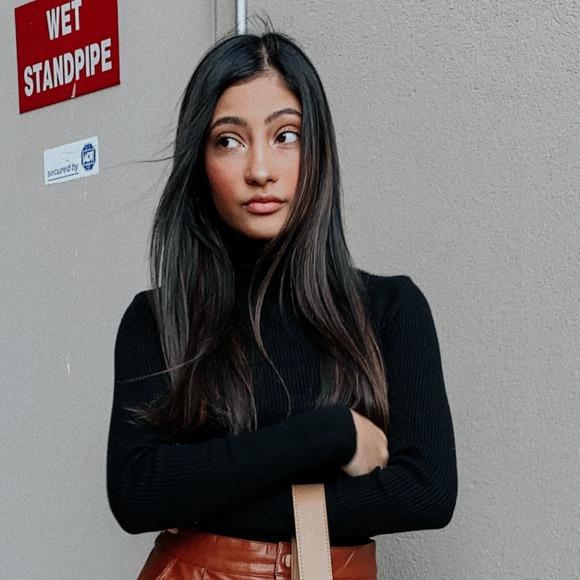 Profile Picture of Chandni Shah (@chandniscloset) on Poshmark