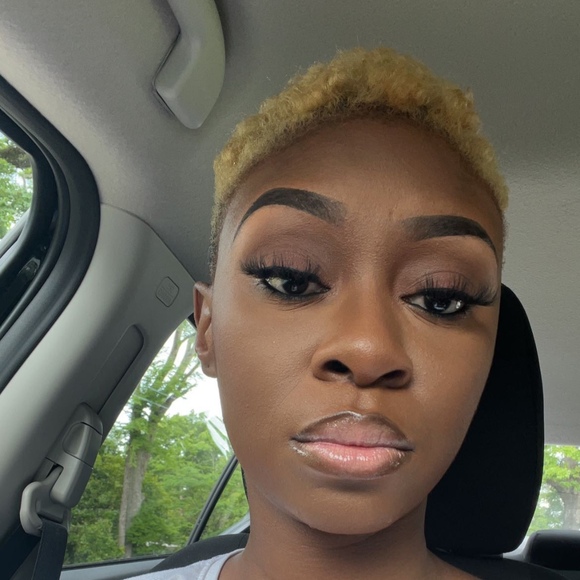 Profile Picture of Lakema Leverette (@lakemal) on Poshmark