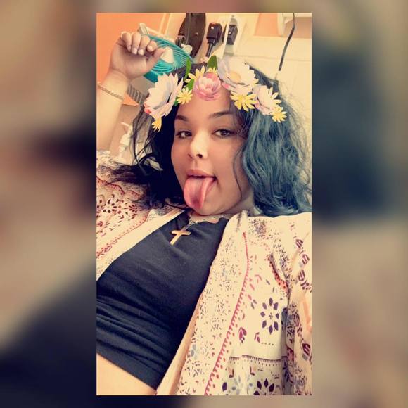 Profile Picture of Crystal Robledo (@crystal8716) on Poshmark