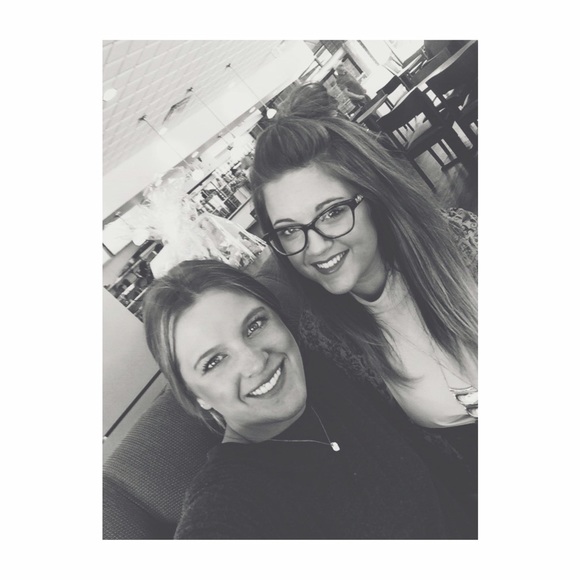 Profile Picture of Ashley Muzzillo (@lattesandlv) on Poshmark