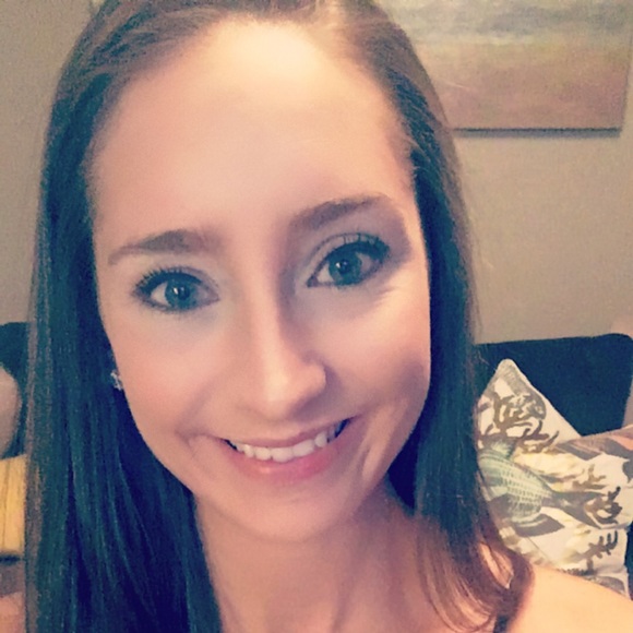 Profile Picture of Alice Miller (@acmiller77) on Poshmark