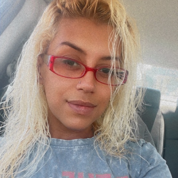 Profile Picture of Bianca Quinones (@biancanicole831) on Poshmark