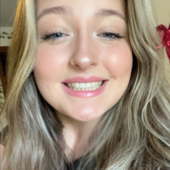 Profile Picture of Tabitha Gill (@tabithagill_) on Poshmark