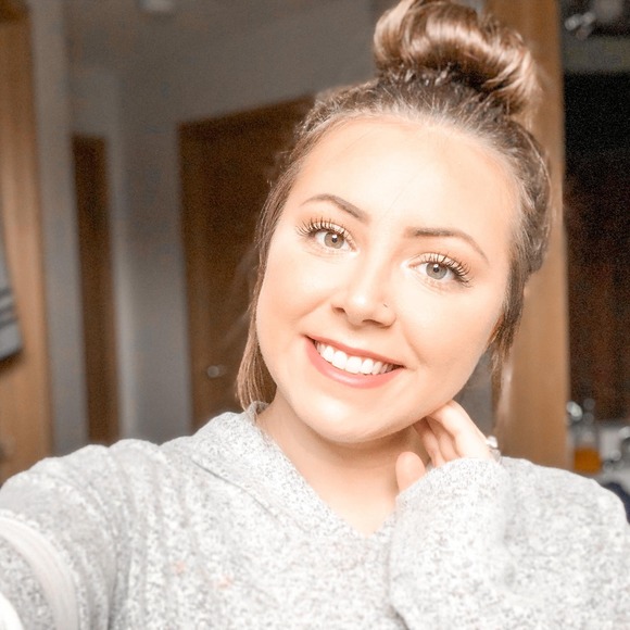 Profile Picture of Briana Sukosd (@bsukosd) on Poshmark