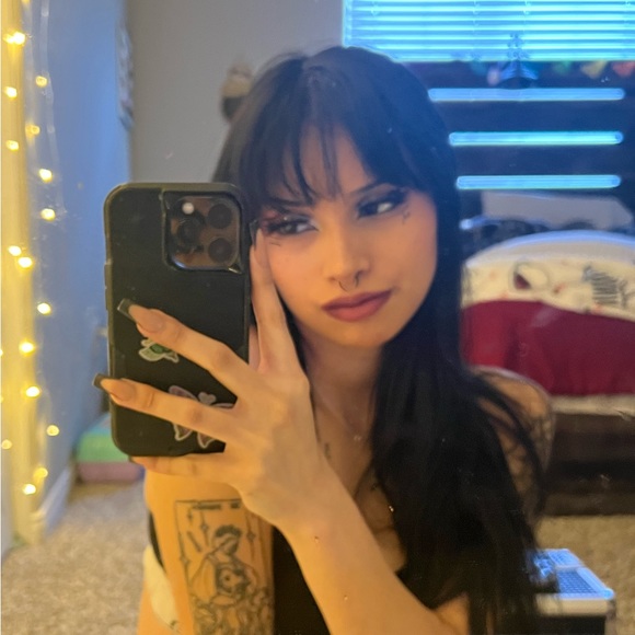 Profile Picture of Alyssa Huerta (@awfu1a1y) on Poshmark