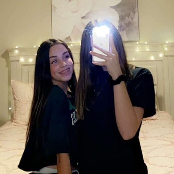 Profile Picture of Sophia Schneckenburger (@sophias05_) on Poshmark