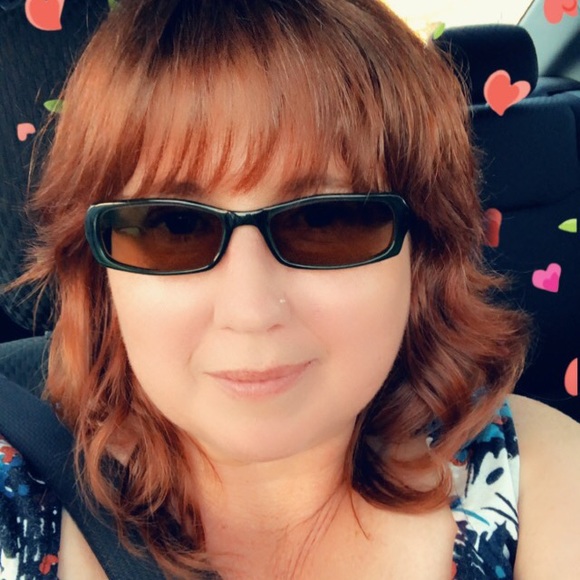 Profile Picture of Laina Folvik (@lainaf76) on Poshmark