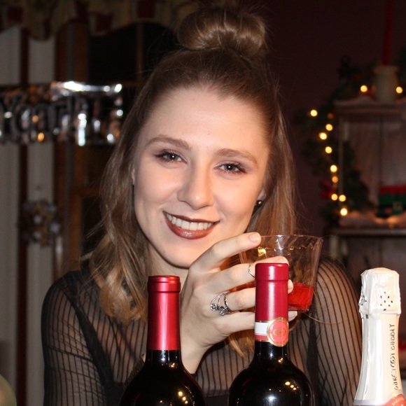 Profile Picture of Danielle Straub (@daniellestraub) on Poshmark