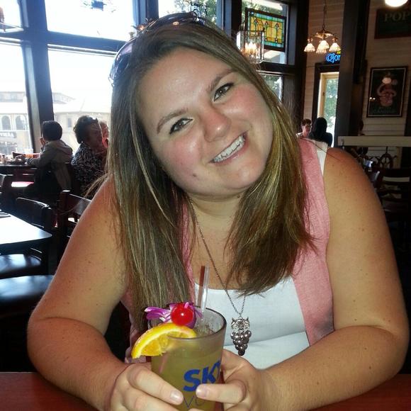 Profile Picture of Amanda Janusz (@ajanusz) on Poshmark