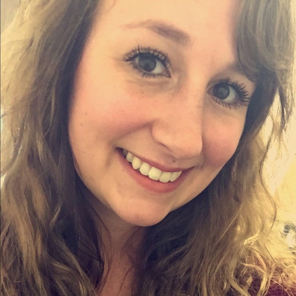 Profile Picture of Lacie Schloder (@lacie27) on Poshmark
