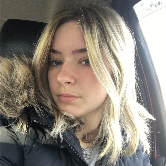 Profile Picture of Nikki Dileo (@nikkidileo) on Poshmark