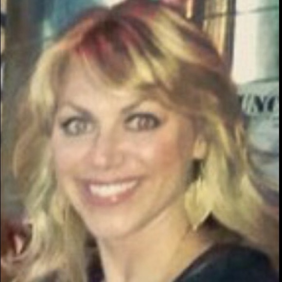 Profile Picture of Molly Harshman (@harshm1) on Poshmark