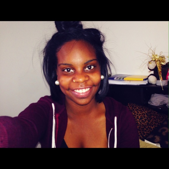 Profile Picture of Krischelle Hobson (@krissy425) on Poshmark