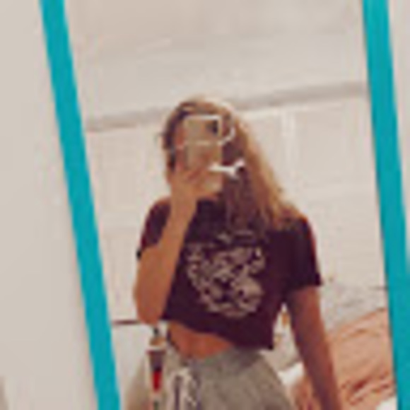 Profile Picture of Ashlyn Daugherty (@ashlynd0611) on Poshmark