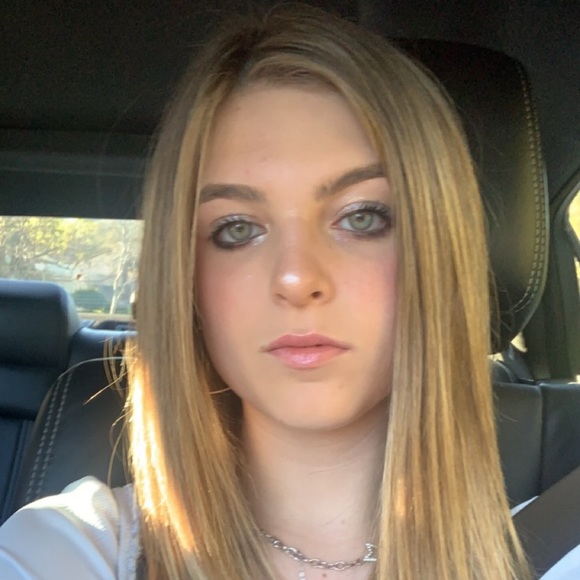 Profile Picture of Annibelle Whetten (@ablovescats) on Poshmark