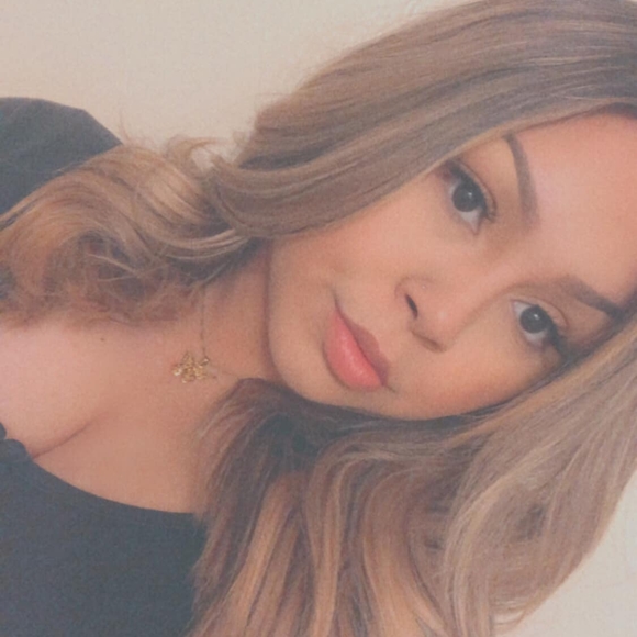 Profile Picture of Laura Colin (@laura_818) on Poshmark