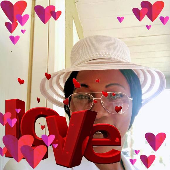 Profile Picture of Joan Thomas (@minevar) on Poshmark