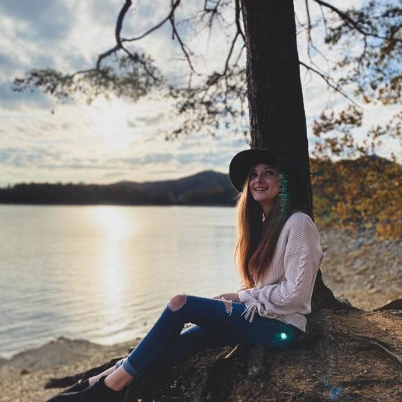 Profile Picture of Taylor Blevins (@taylor_blevins) on Poshmark