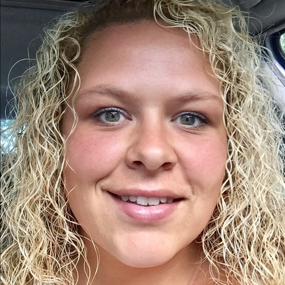 Profile Picture of Danielle Berglund (@danielle200325) on Poshmark