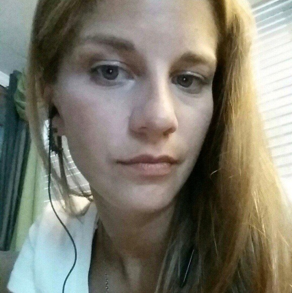 Profile Picture of Victoria Angelo (@angelove916) on Poshmark