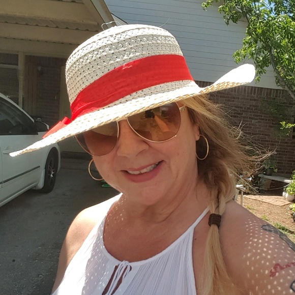 Profile Picture of Lora Darter (@1millbabe) on Poshmark