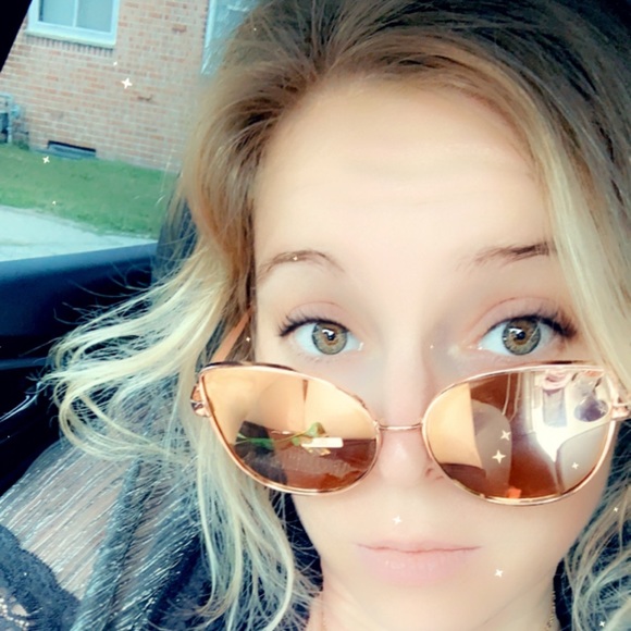 Profile Picture of Chelsey Vruwink (@chelseyvruwink) on Poshmark