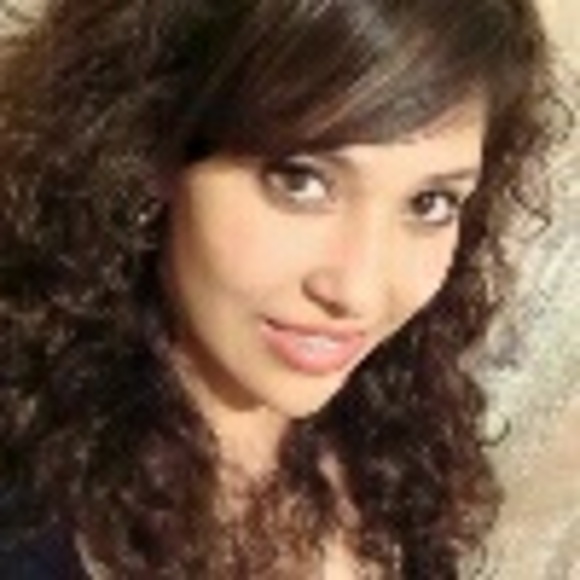 Profile Picture of Alice Brokes (@alice87879) on Poshmark