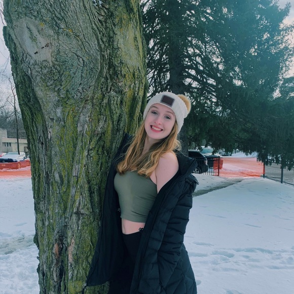 Profile Picture of Zoe Shimones (@zoshimones) on Poshmark
