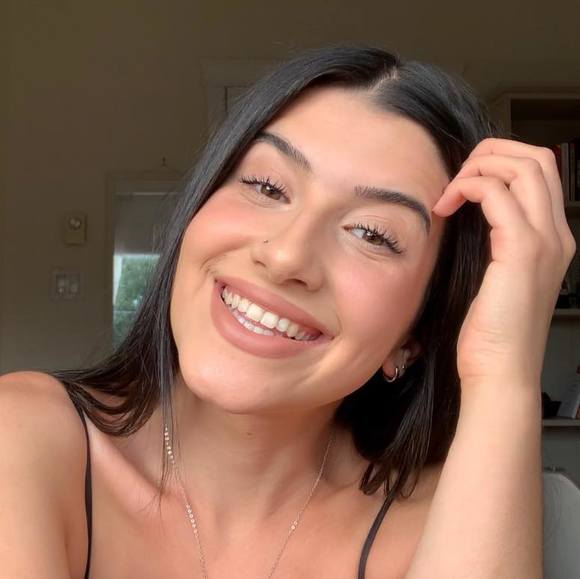 Profile Picture of Giulia Caruana (@giuliacaruana) on Poshmark