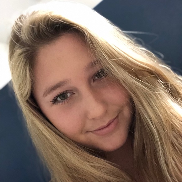 Profile Picture of Mackenzie Ascetta (@mackenzieasc) on Poshmark