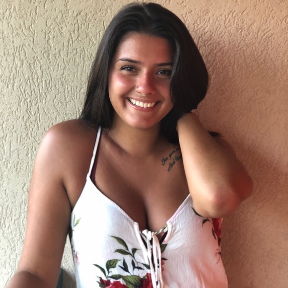 Profile Picture of Salena Worcester (@salenaworcester) on Poshmark