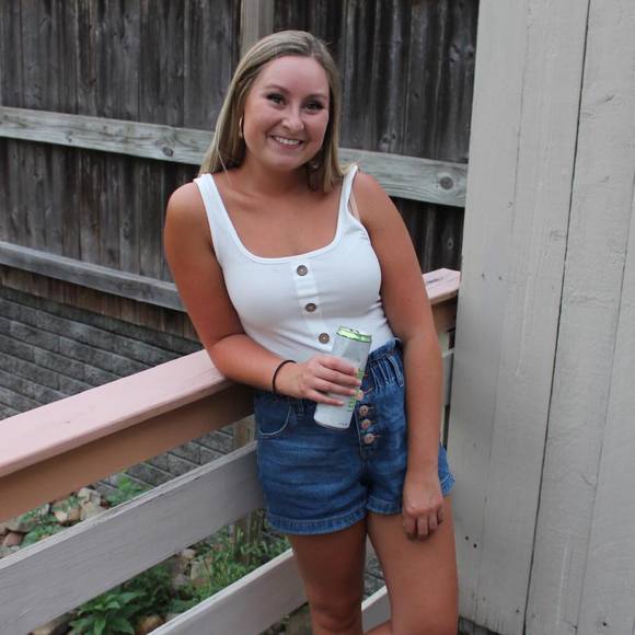 Profile Picture of Amanda Alexander (@amandaxnicole2) on Poshmark