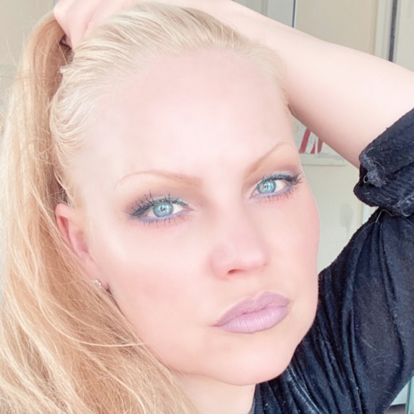 Profile Picture of Summer Strand (@thedailydaisy) on Poshmark