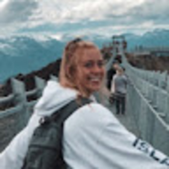 Profile Picture of Elsa Putzier (@elsarputzier) on Poshmark