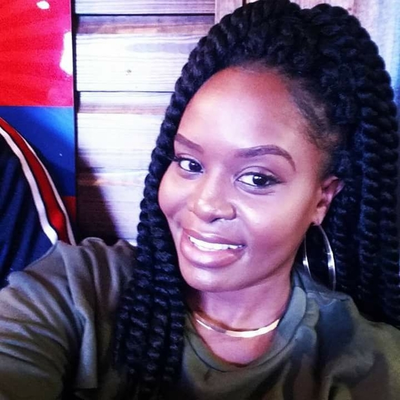 Profile Picture of Kenisha Dyer (@kurlee_krush) on Poshmark