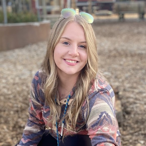 Profile Picture of Rayna Bates (@raynabates) on Poshmark