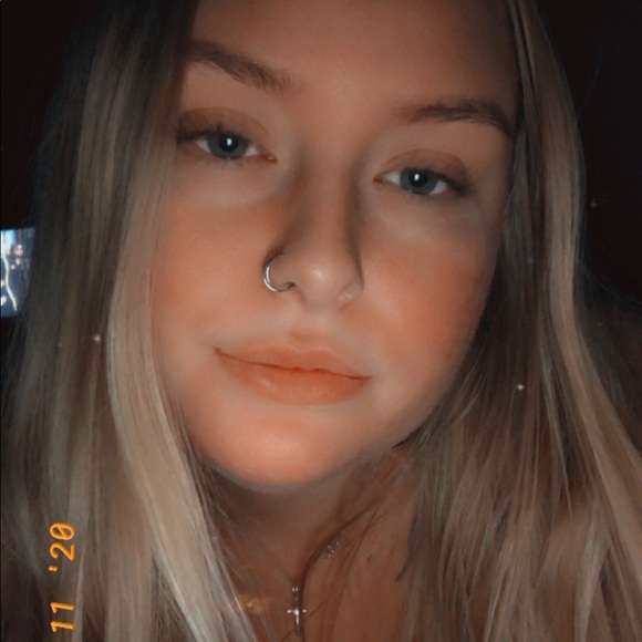 Profile Picture of Sarah Roelofsen (@roelofsensarah) on Poshmark